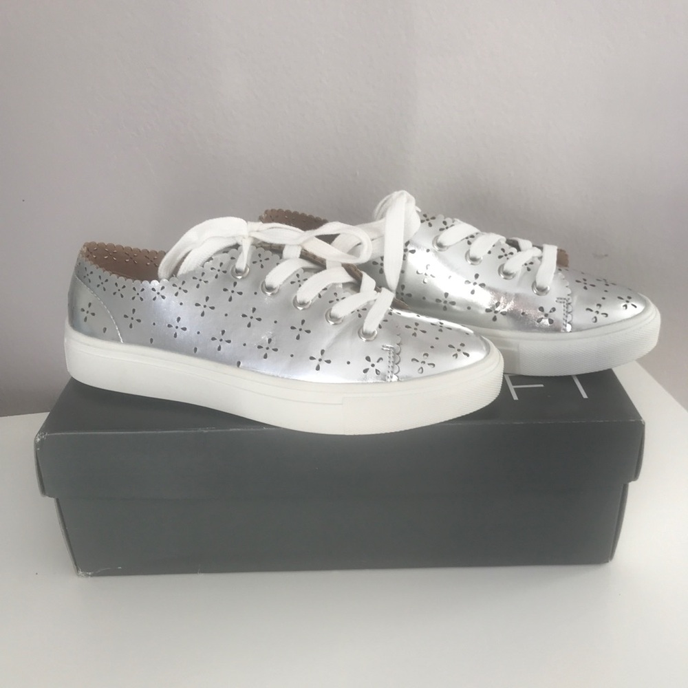 New LOFT Ann Taylor Silver Eyelet Lace Up Sneaker Size 5.5